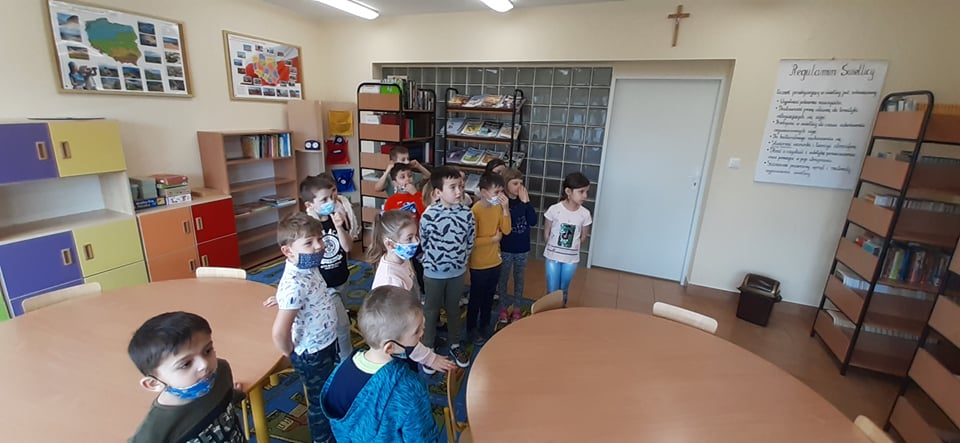 Przedszkolaki w szkolnej bibliotece