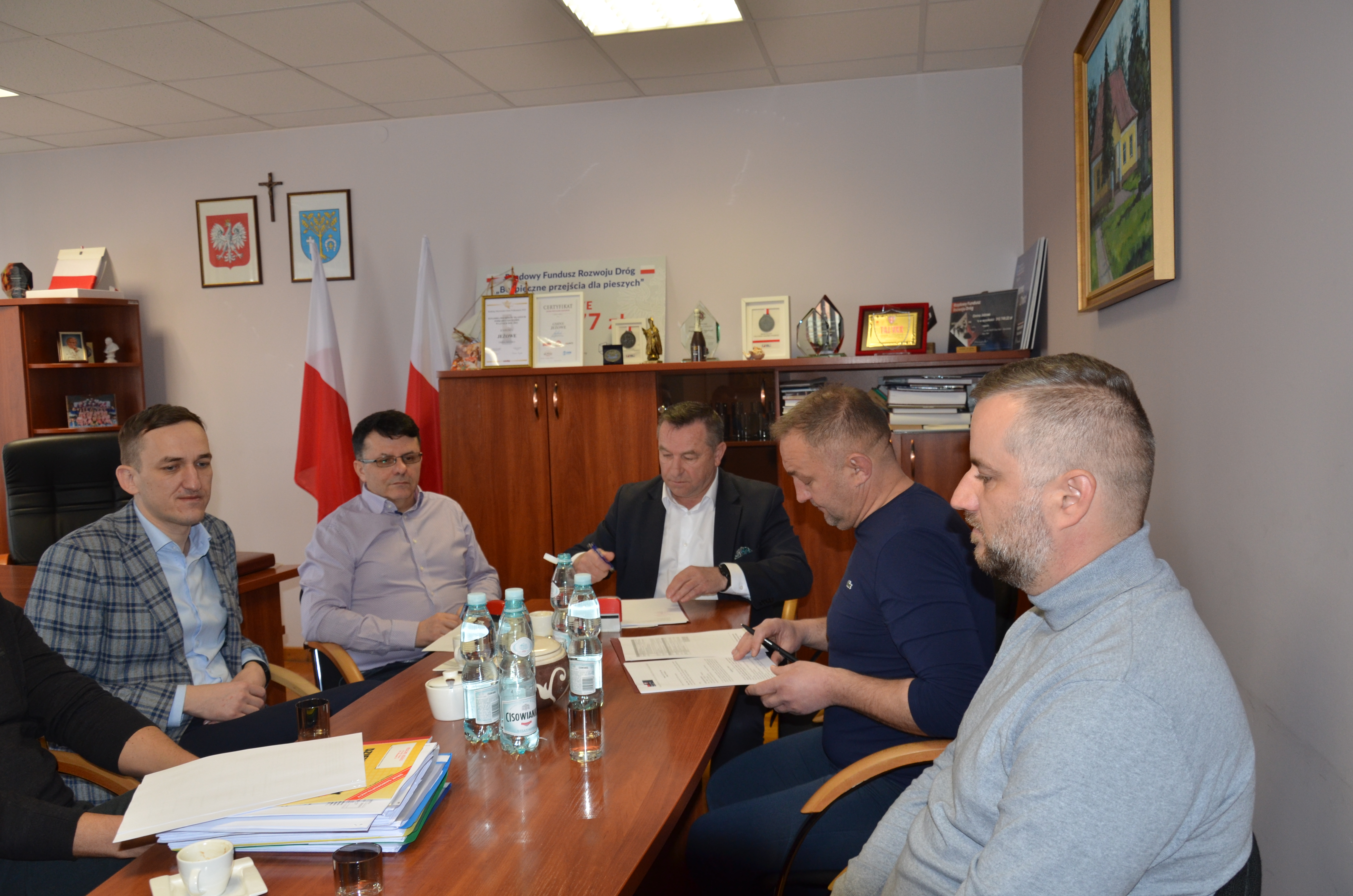 Podpisanie umowy na realizację zadania pn. Poprawa infrastruktury drogowej w miejscowości Jeżowe Zanawsie (Etap II)