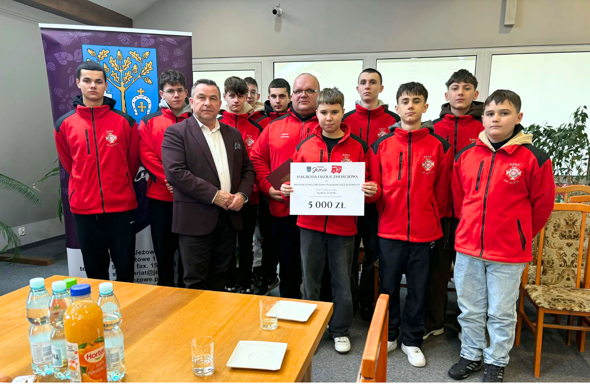 Młodzieżowa Drużyna Pożarnicza z wizytą w Urzędzie Gminy Jeżowe